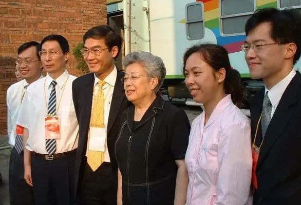 2007年，时任国务院副总理吴仪参观健康快车显微手术培训中心。
