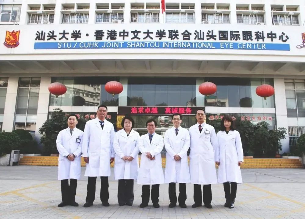 在院长彭智培教授(中)和常务副院长张铭志教授(左三)的带领下，JSIEC 2022年6月正式成为三级甲等专科医院。